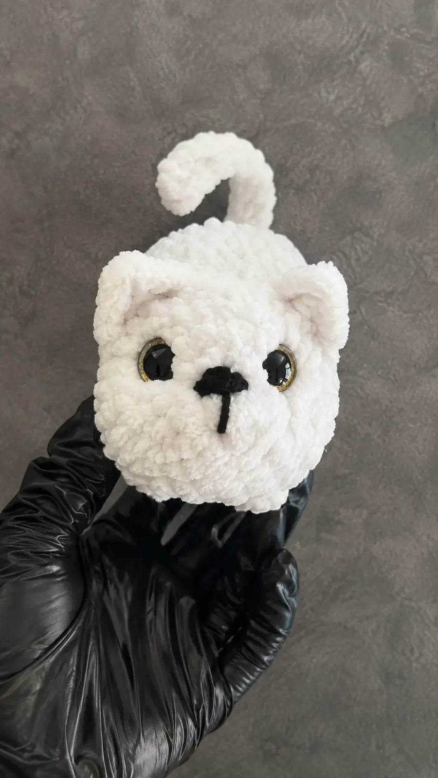 Amigurumi cat plush pattern with popcorn stitch paws