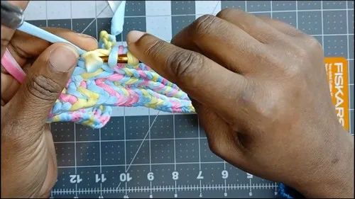 Beginner bubble stitch crochet bag with chain handle — photo 4