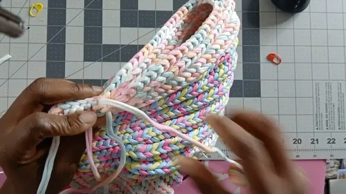 Beginner bubble stitch crochet bag with chain handle — photo 5