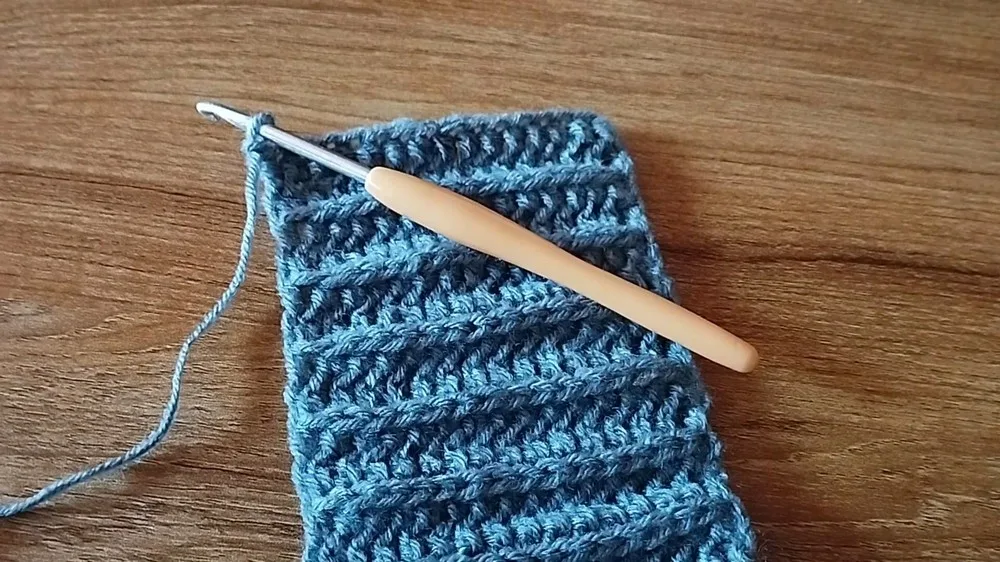 Camel stitch crochet guide for a textured swatch