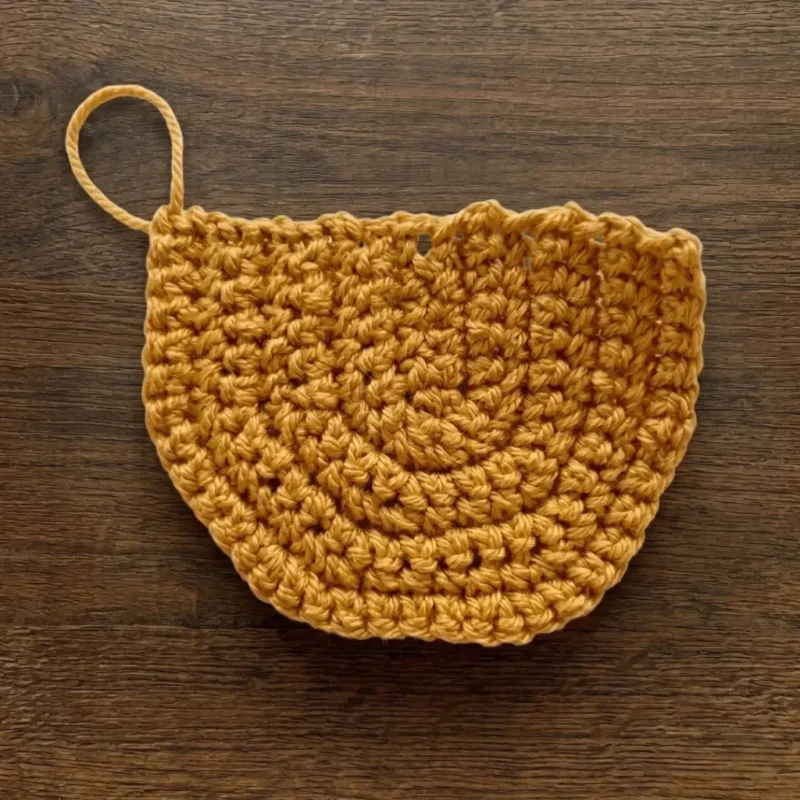 Chicken bag crochet pattern with ruffled wings and curly tail — photo 4
