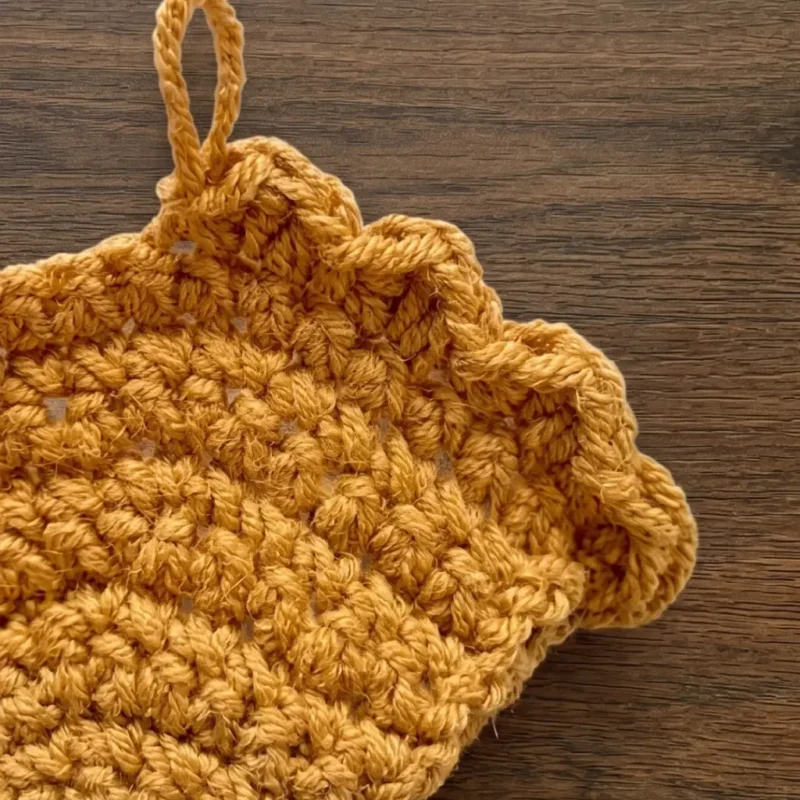 Chicken bag crochet pattern with ruffled wings and curly tail — photo 5