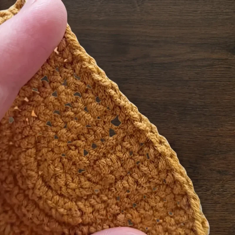 Chicken bag crochet pattern with ruffled wings and curly tail — photo 6