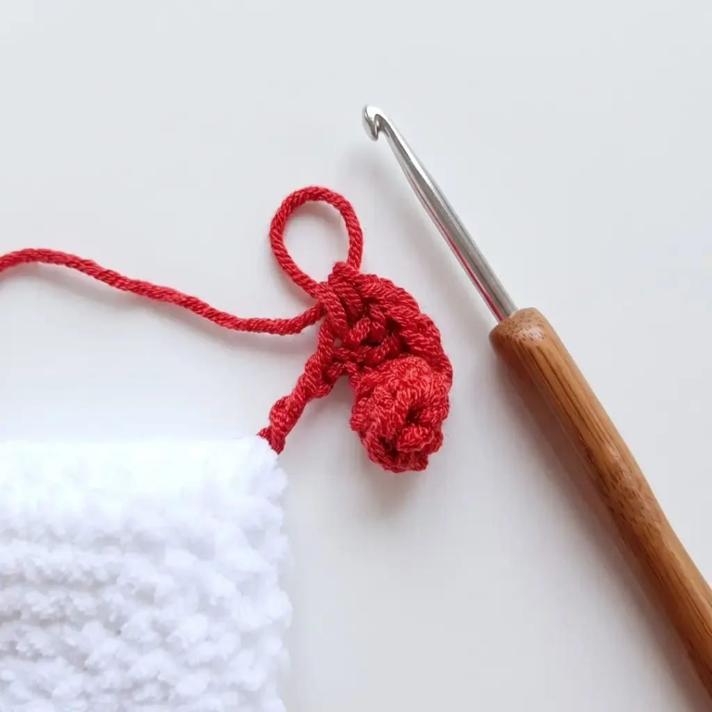 Chicken bag crochet pattern with ruffled wings and curly tail
