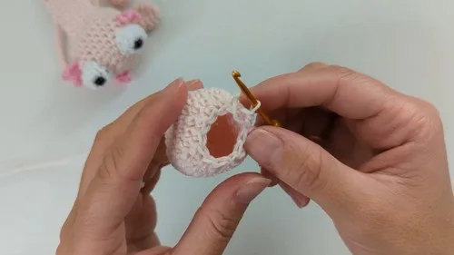 Crochet axolotl bookmark pattern with simple amigurumi shaping — photo 2