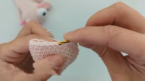 Crochet axolotl bookmark pattern with simple amigurumi shaping — photo 4