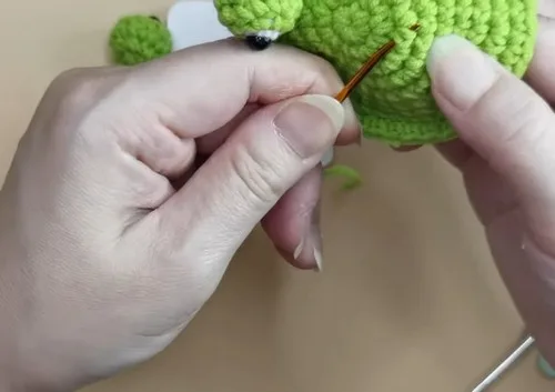 Crochet frog hat pattern with 3D eyes and blush cheeks — photo 4