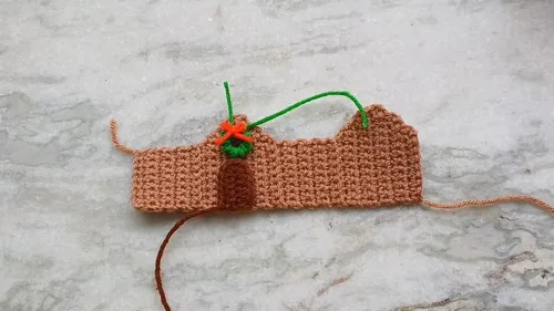 Crochet gingerbread house pattern with step-by-step walls and roof — photo 3