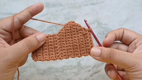 Crochet gingerbread house pattern with step-by-step walls and roof — photo 4