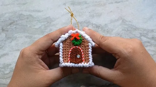 Crochet gingerbread house pattern with step-by-step walls and roof — photo 2