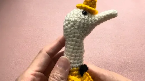Crochet goose amigurumi pattern with boots and hat — photo 2