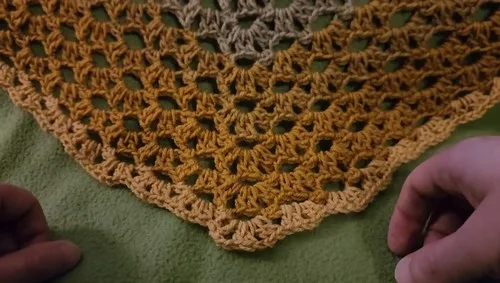 Crochet peephole poncho pattern for any size — photo 2