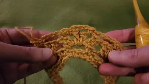 Crochet peephole poncho pattern for any size — photo 3