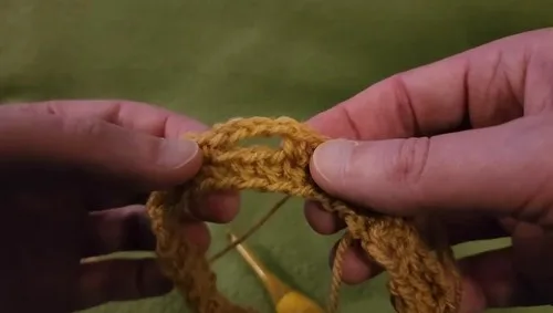 Crochet peephole poncho pattern for any size — photo 4