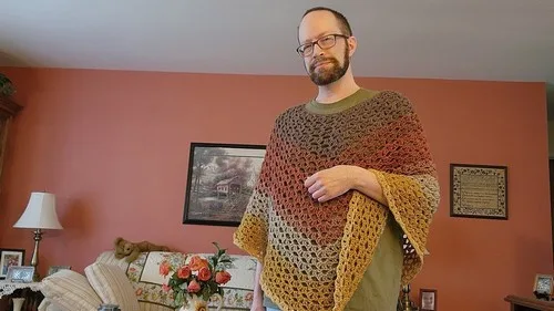 Crochet peephole poncho pattern for any size — photo 2
