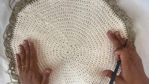 Crochet placemat pattern with a half double crochet base and shell border — photo 2
