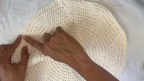 Crochet placemat pattern with a half double crochet base and shell border — photo 3