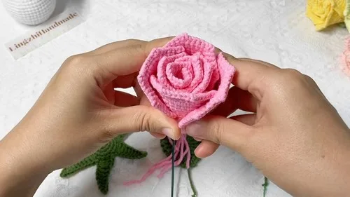 Crochet rose flower bouquet pattern for gifts and decor — photo 3