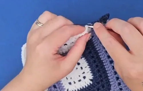 Filet crochet blanket pattern with open mesh center — photo 4