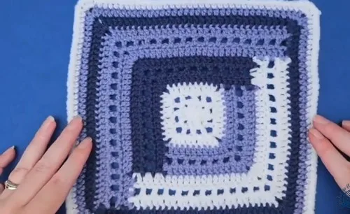 Filet crochet blanket pattern with open mesh center