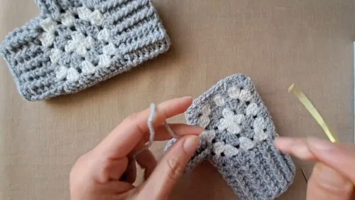 Granny square fingerless gloves to crochet in a weekend