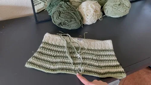 Lightweight crochet shorts with a two-tone shaped body — photo 3