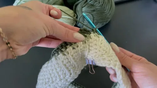 Lightweight crochet shorts with a two-tone shaped body — photo 4