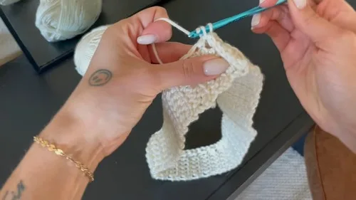 Lightweight crochet shorts with a two-tone shaped body — photo 5