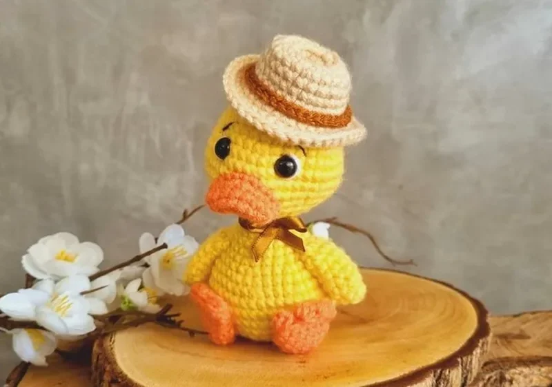 No-sew amigurumi duck crochet pattern with little hat