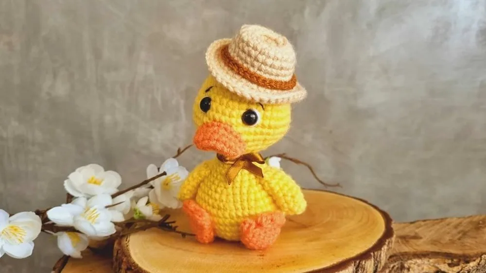 No-sew amigurumi duck crochet pattern with little hat