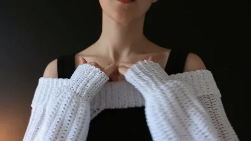 Off-the-shoulder bolero crochet pattern with split-stitch sleeves — photo 3