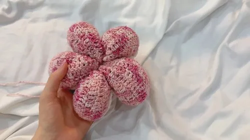 Puffy flower scrunchie crochet pattern with ruffled petals — photo 2