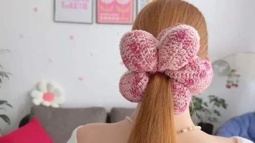 Puffy flower scrunchie crochet pattern with ruffled petals — photo 3