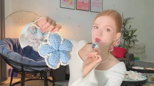 Puffy flower scrunchie crochet pattern with ruffled petals — photo 4