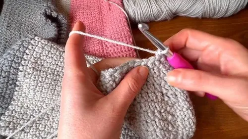 A relaxed-fit crochet pullover top worked in one piece — photo 2