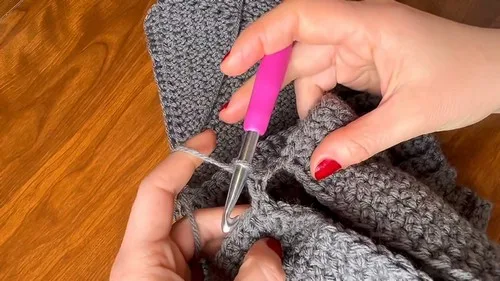 A relaxed-fit crochet pullover top worked in one piece — photo 4