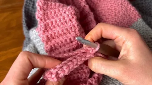 A relaxed-fit crochet pullover top worked in one piece — photo 5