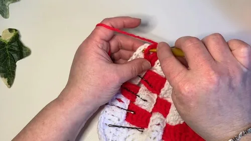 Woven crochet heart pattern with two-tone weaving — photo 5